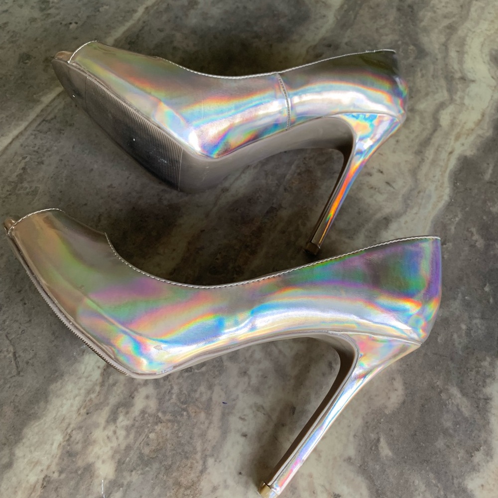 Size 10 SM New York gold pumps.